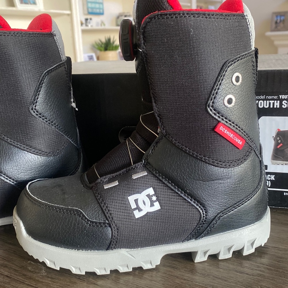 DC youth scout boa snow boots